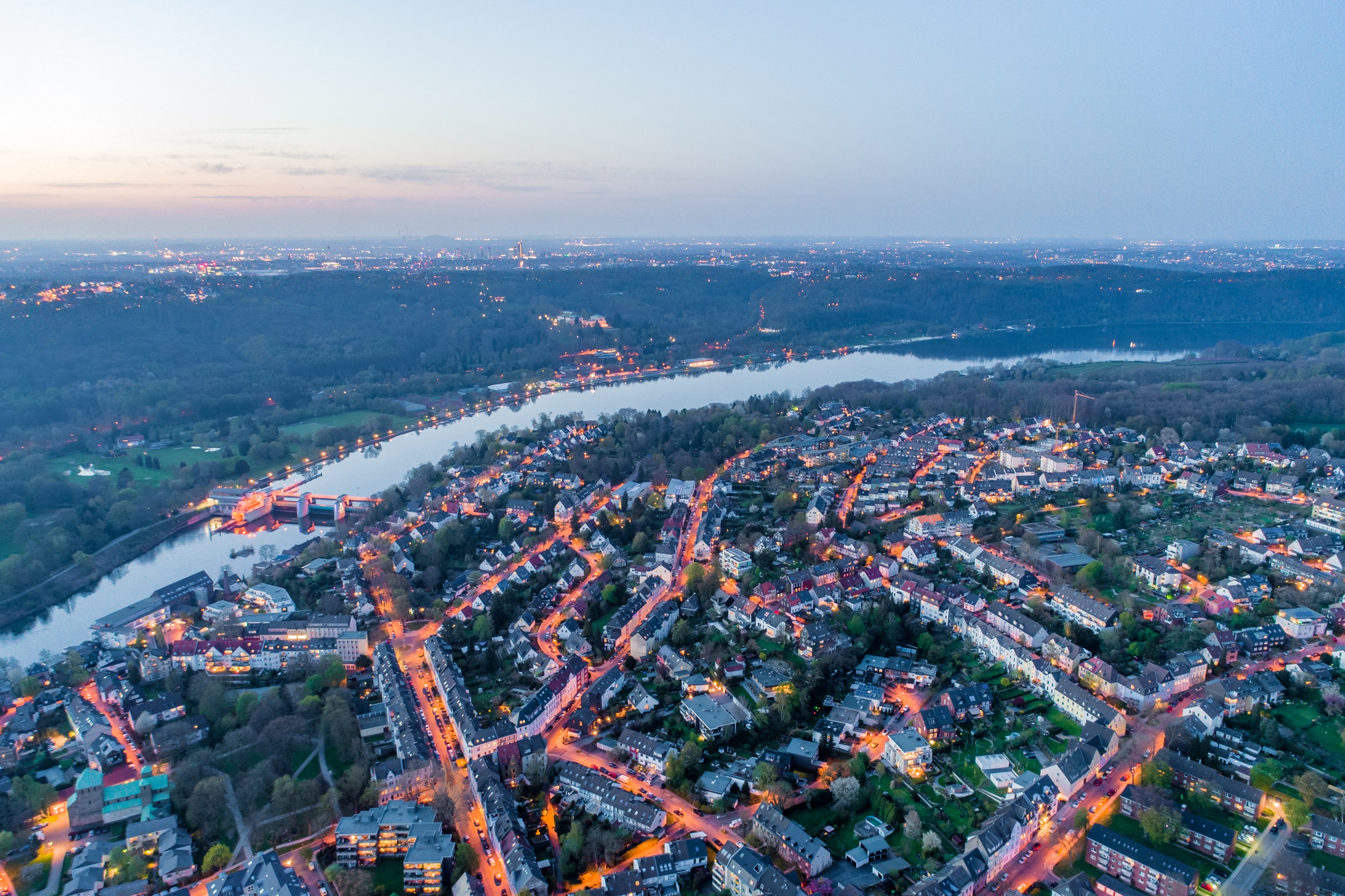 Drohnenaufnahme Stadt und Fluss von oben