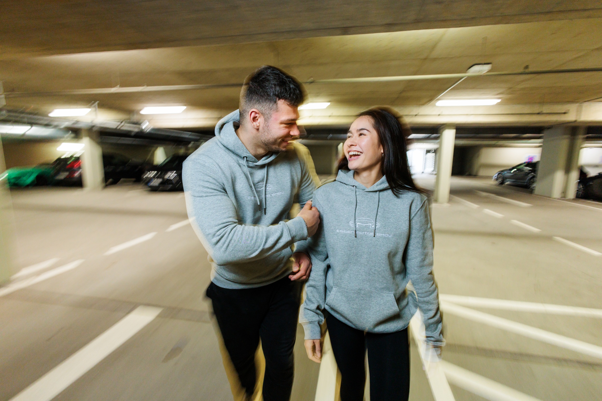 Lifestylefotografie - zwei Personen in der Tiefgarage