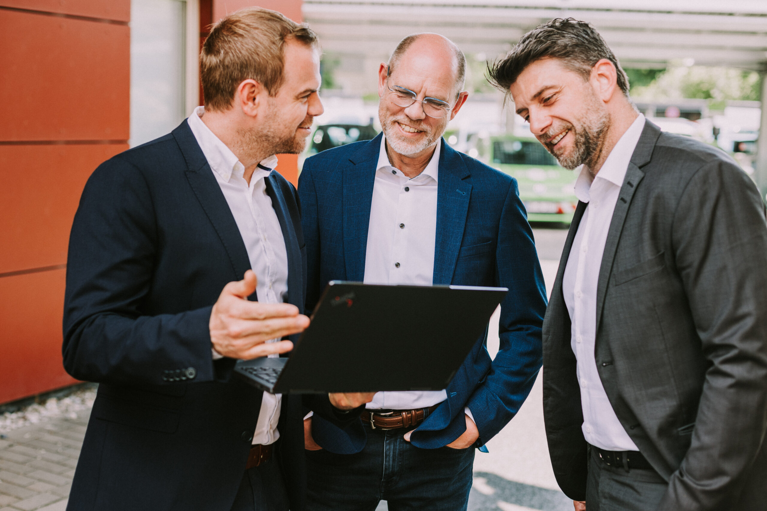 Businessfotograf Aufnahme: Team-Besprechung im Freien, professionelle Porträts von Führungskräften für Geschäftsberichte und LinkedIn