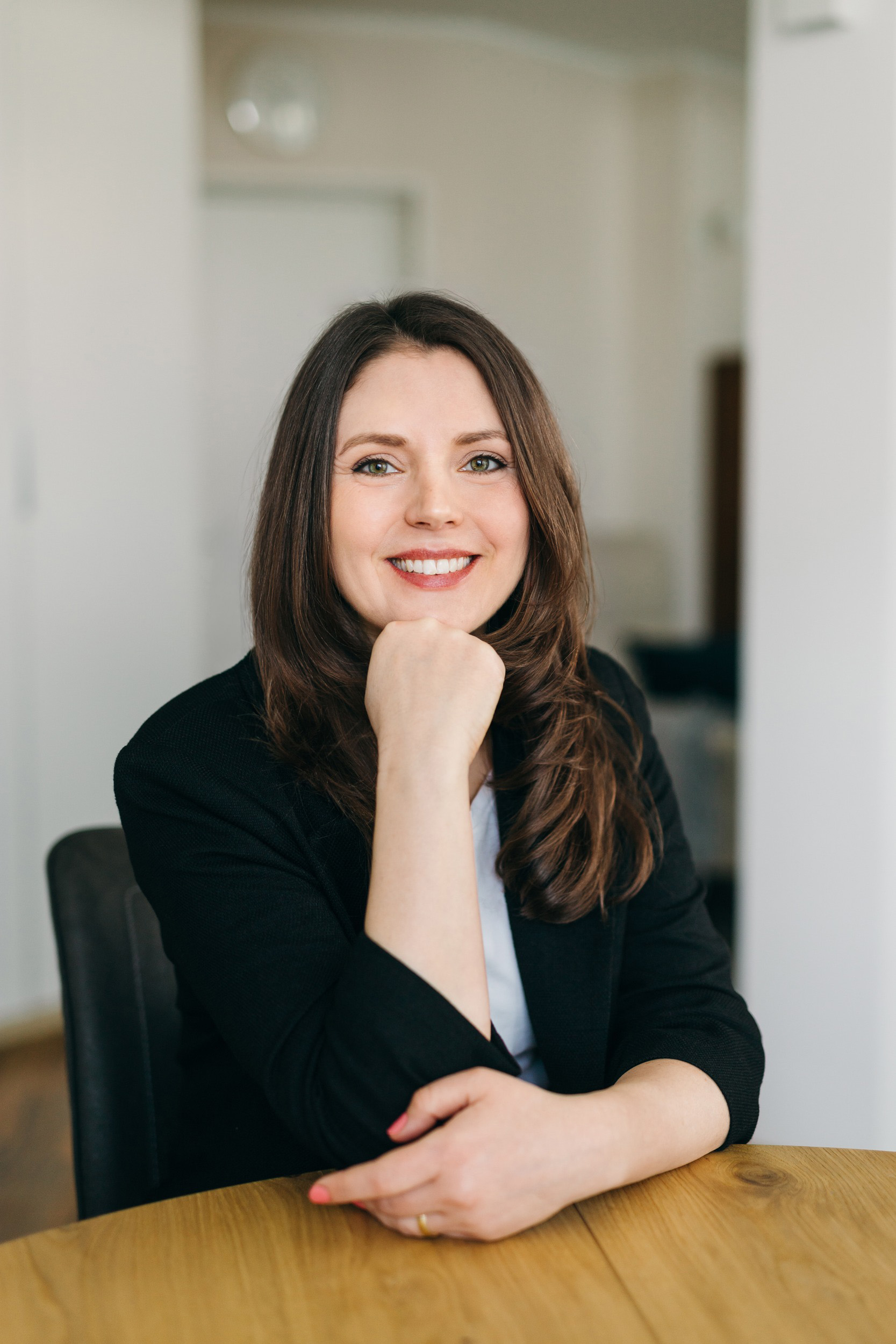 Business-Porträtfoto: Moderne Corporate-Fotografie für Expertinnen und Führungskräfte, Fokus auf Professionalität und Nahbarkeit im Interior-Setting