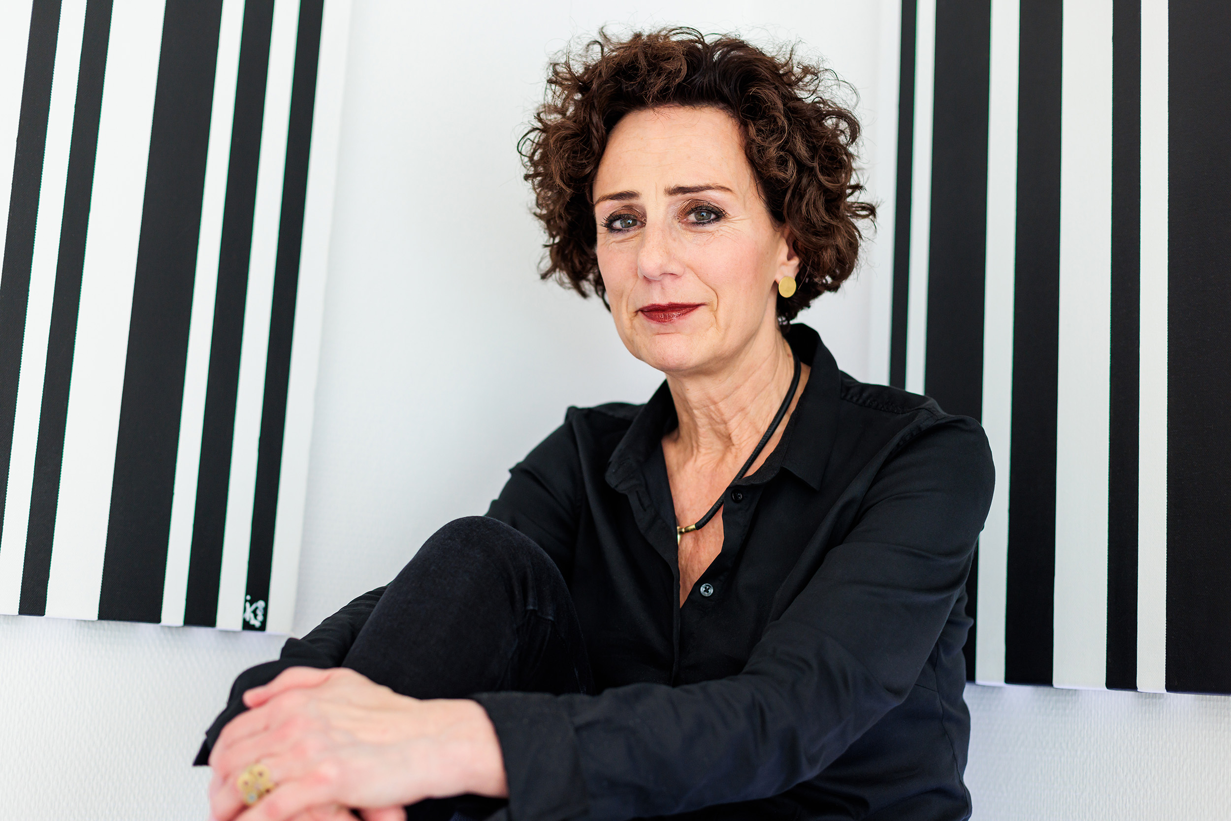 Porträtfoto kreativ: Frau im modernen Setting, Fokus auf Persönlichkeit und professionelle Lichtführung für Webseiten und Portfolios im Bereich Kunst und Design